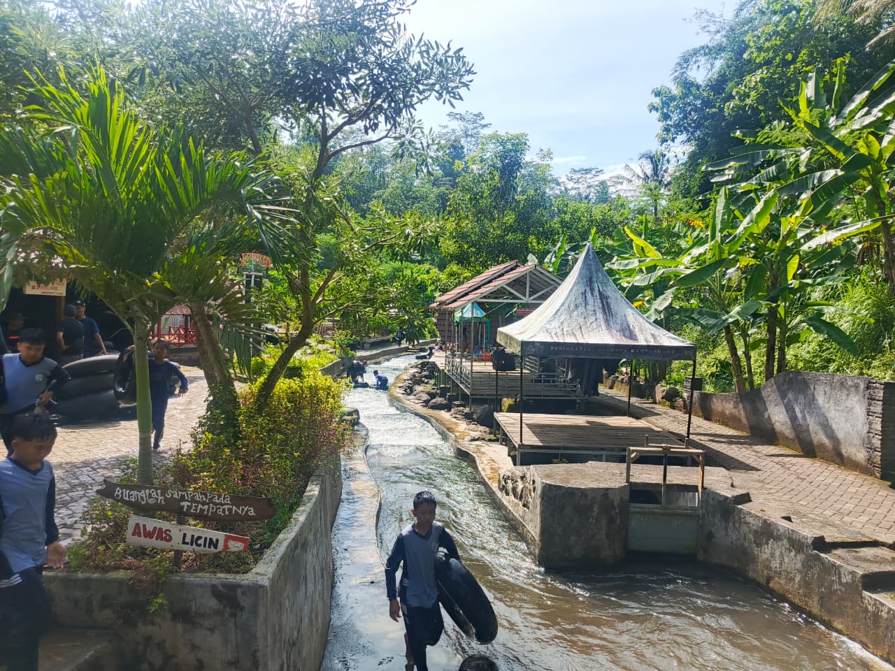 Toilet dan ruang bilas